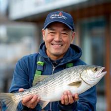 Yuta Maruishi, Store Director, holding fish